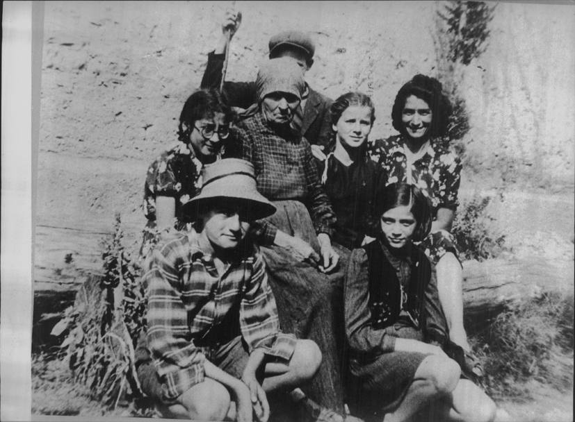 Marta Marzotto a 11 anni, prima destra in basso, in una foto di gruppo del 1944.